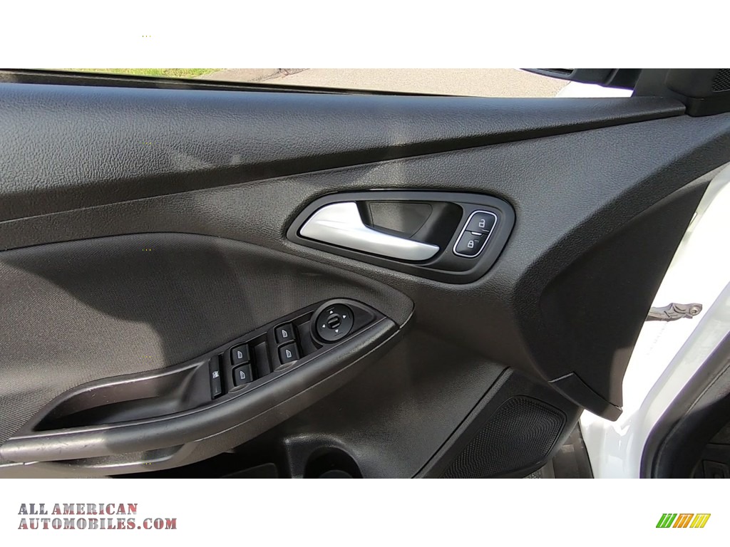 2016 Focus SE Sedan - Oxford White / Charcoal Black photo #13