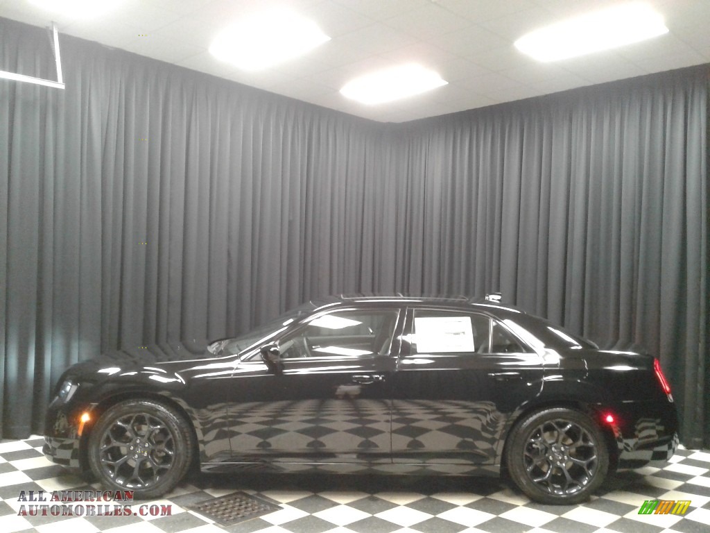 Gloss Black / Smoke/Black Chrysler 300 S