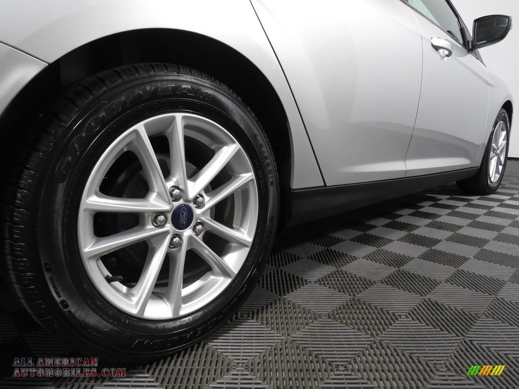 2016 Focus SE Sedan - Ingot Silver / Charcoal Black photo #14