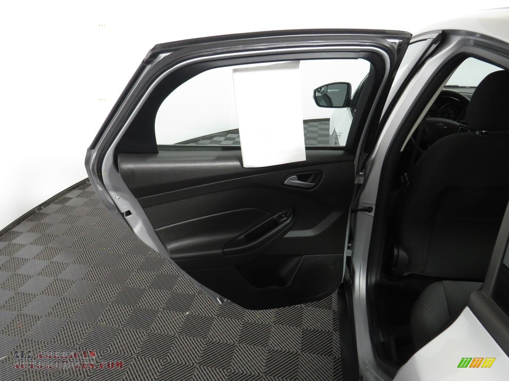 2016 Focus SE Sedan - Ingot Silver / Charcoal Black photo #23