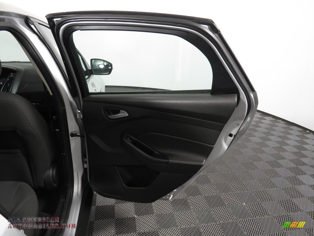 2016 Focus SE Sedan - Ingot Silver / Charcoal Black photo #25