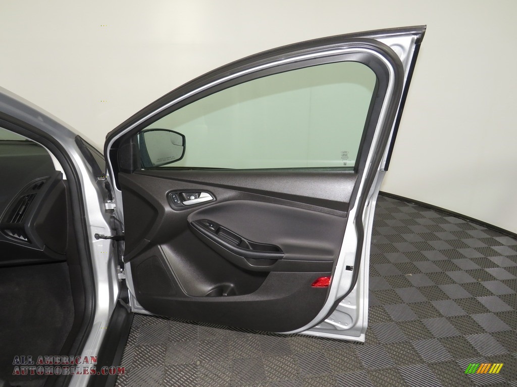 2016 Focus SE Sedan - Ingot Silver / Charcoal Black photo #27