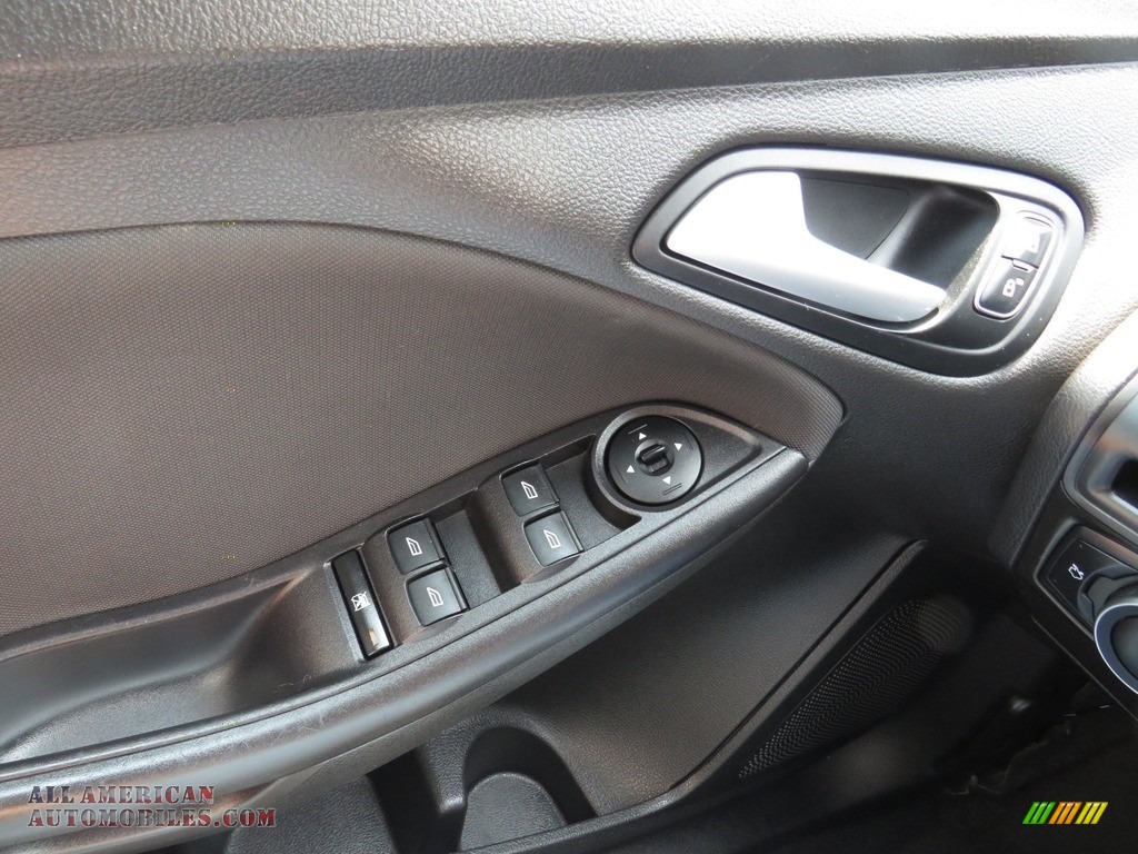 2016 Focus SE Sedan - Ingot Silver / Charcoal Black photo #32