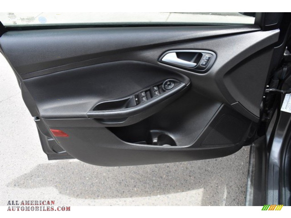 2016 Focus SE Hatch - Magnetic / Charcoal Black photo #25