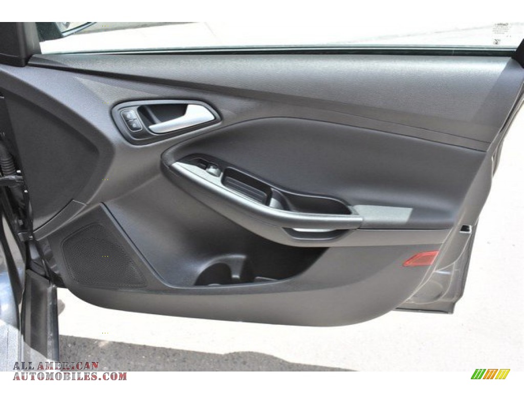 2016 Focus SE Hatch - Magnetic / Charcoal Black photo #26