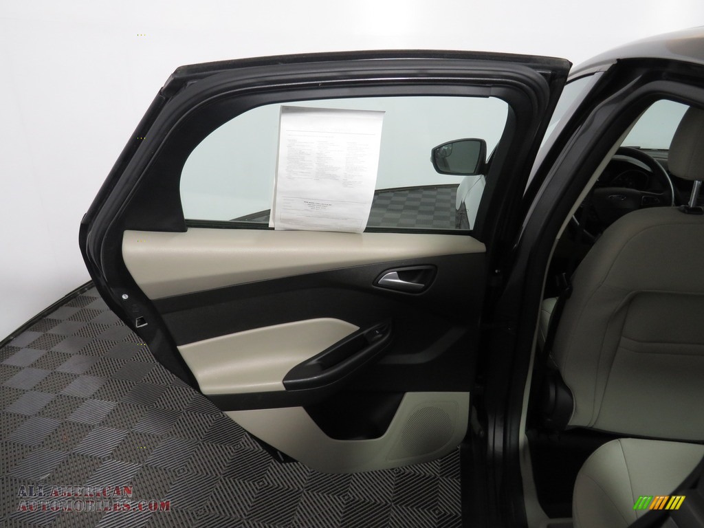 2016 Focus SE Sedan - Magnetic / Charcoal Black photo #23