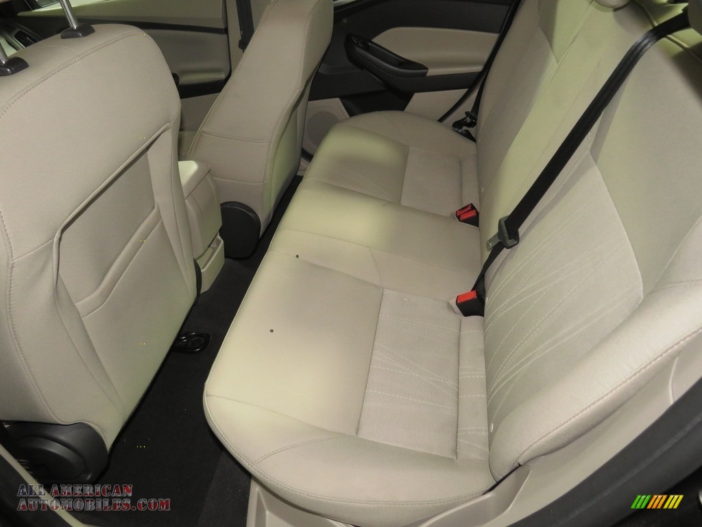 2016 Focus SE Sedan - Magnetic / Charcoal Black photo #24