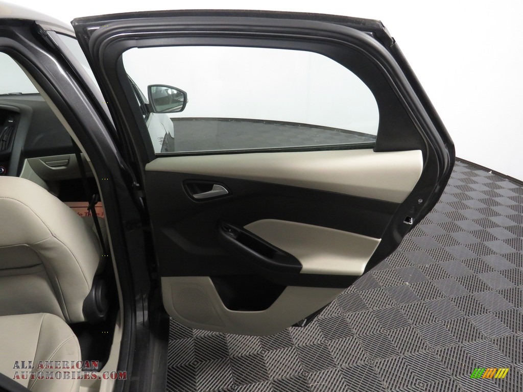 2016 Focus SE Sedan - Magnetic / Charcoal Black photo #25