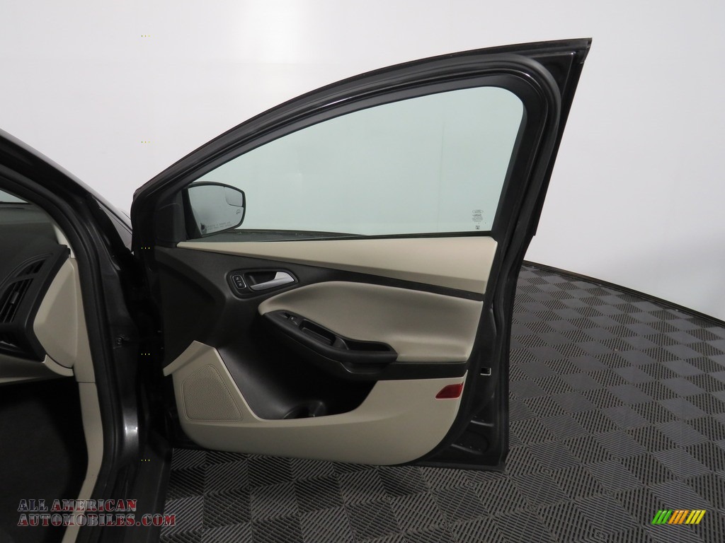 2016 Focus SE Sedan - Magnetic / Charcoal Black photo #27