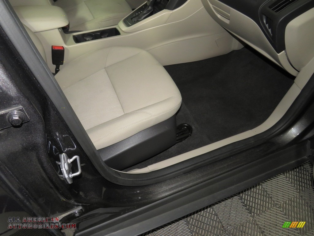 2016 Focus SE Sedan - Magnetic / Charcoal Black photo #28