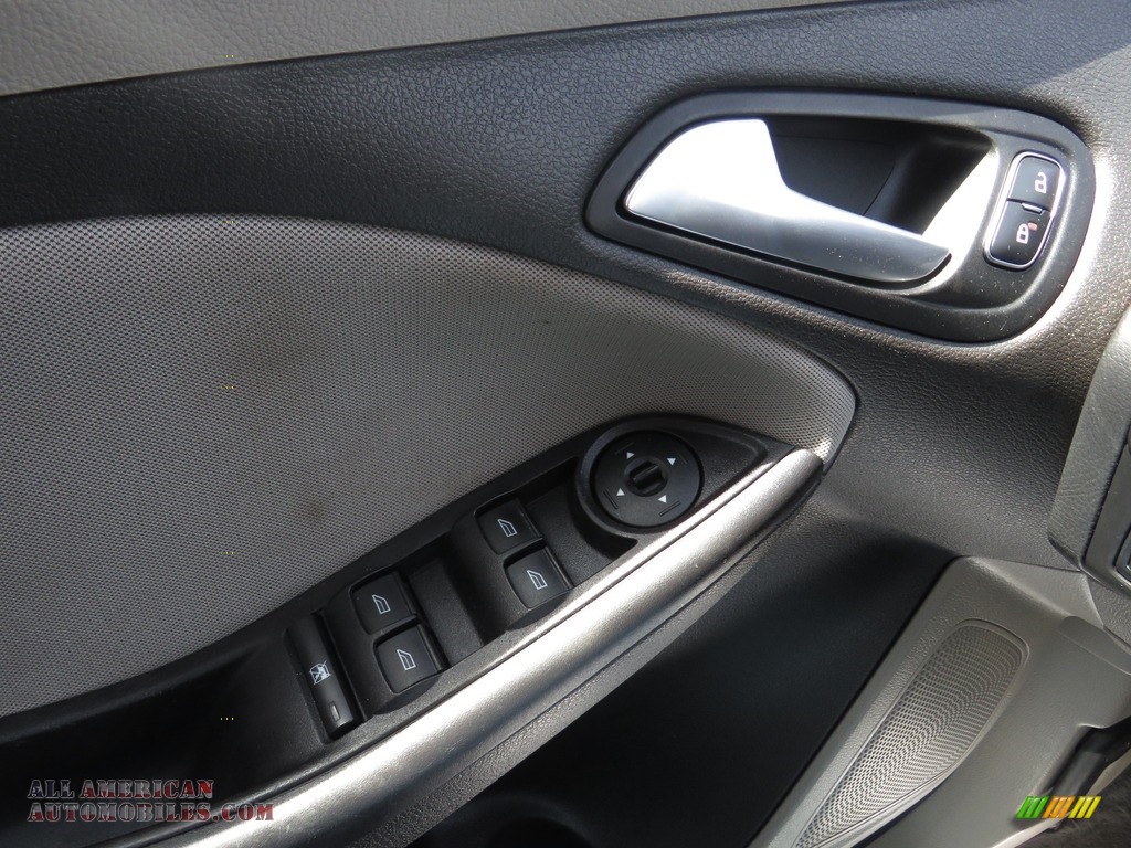 2016 Focus SE Sedan - Magnetic / Charcoal Black photo #32