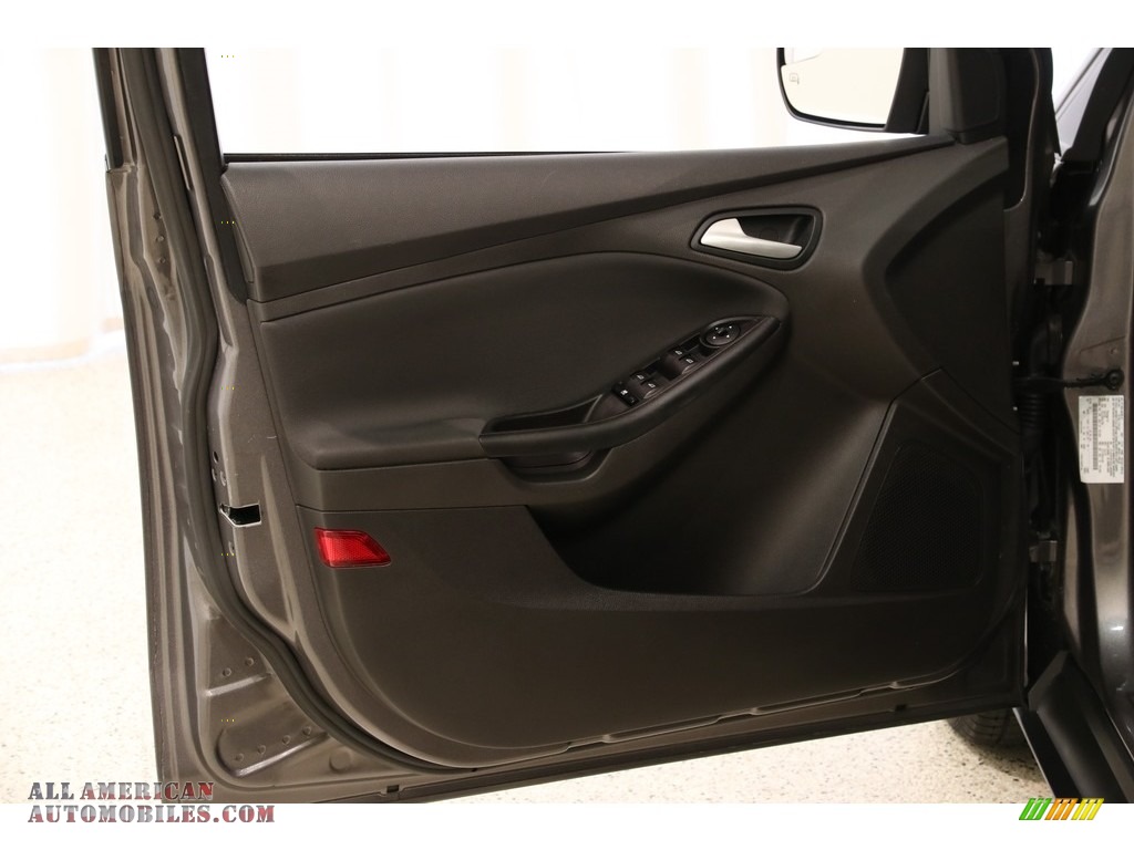 2014 Focus SE Sedan - Sterling Gray / Charcoal Black photo #4