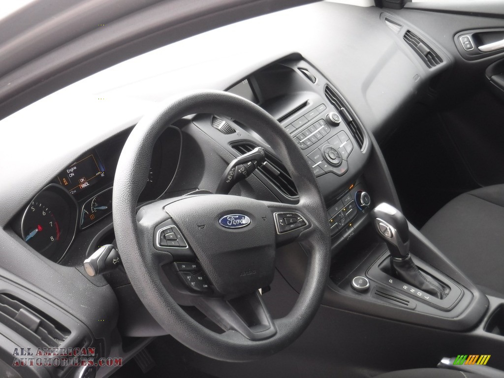 2015 Focus SE Hatchback - Ingot Silver Metallic / Charcoal Black photo #10