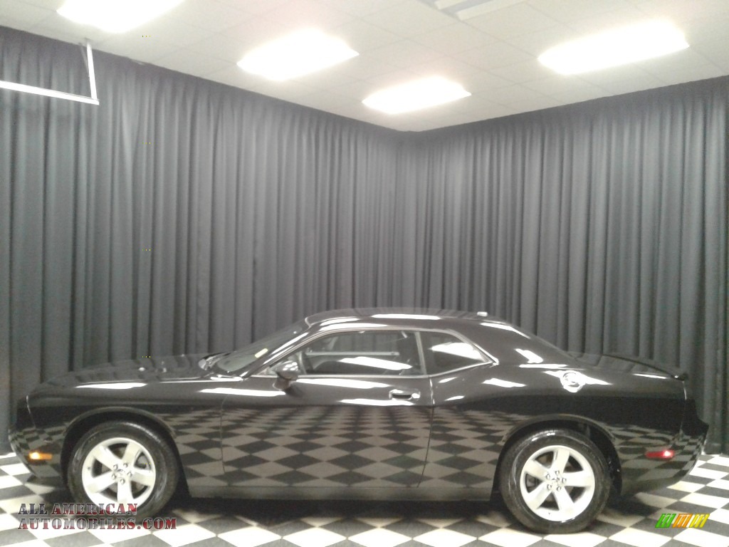 Brilliant Black Crystal Pearl / Dark Slate Gray Dodge Challenger SE