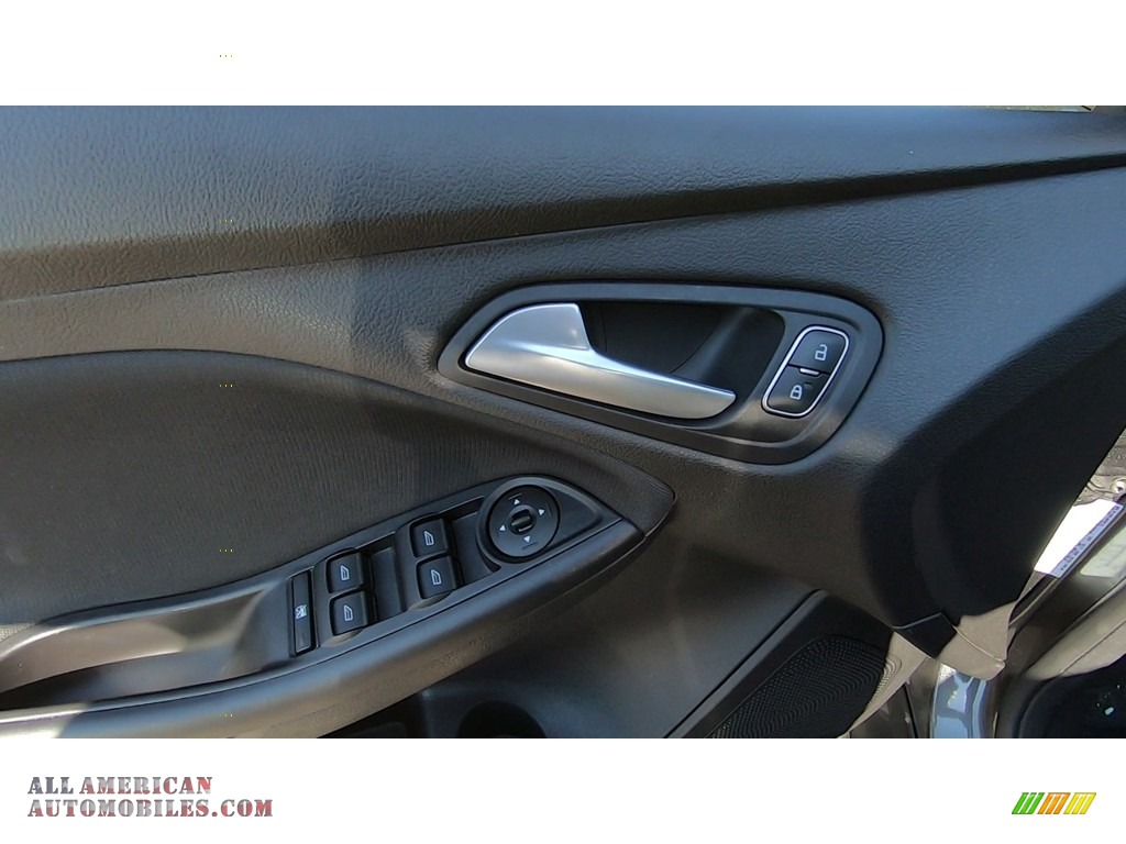 2017 Focus SE Sedan - Magnetic / Charcoal Black photo #13
