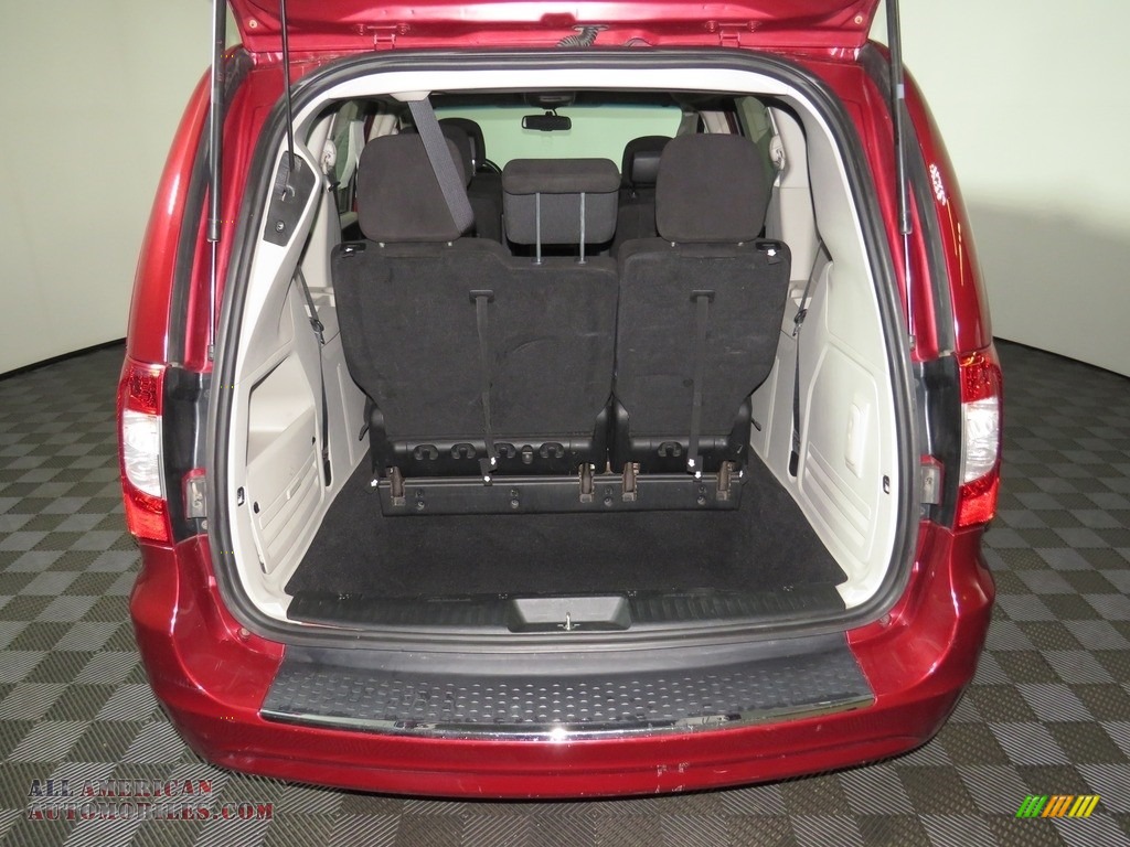 2013 Town & Country Touring - Deep Cherry Red Crystal Pearl / Black/Light Graystone photo #12