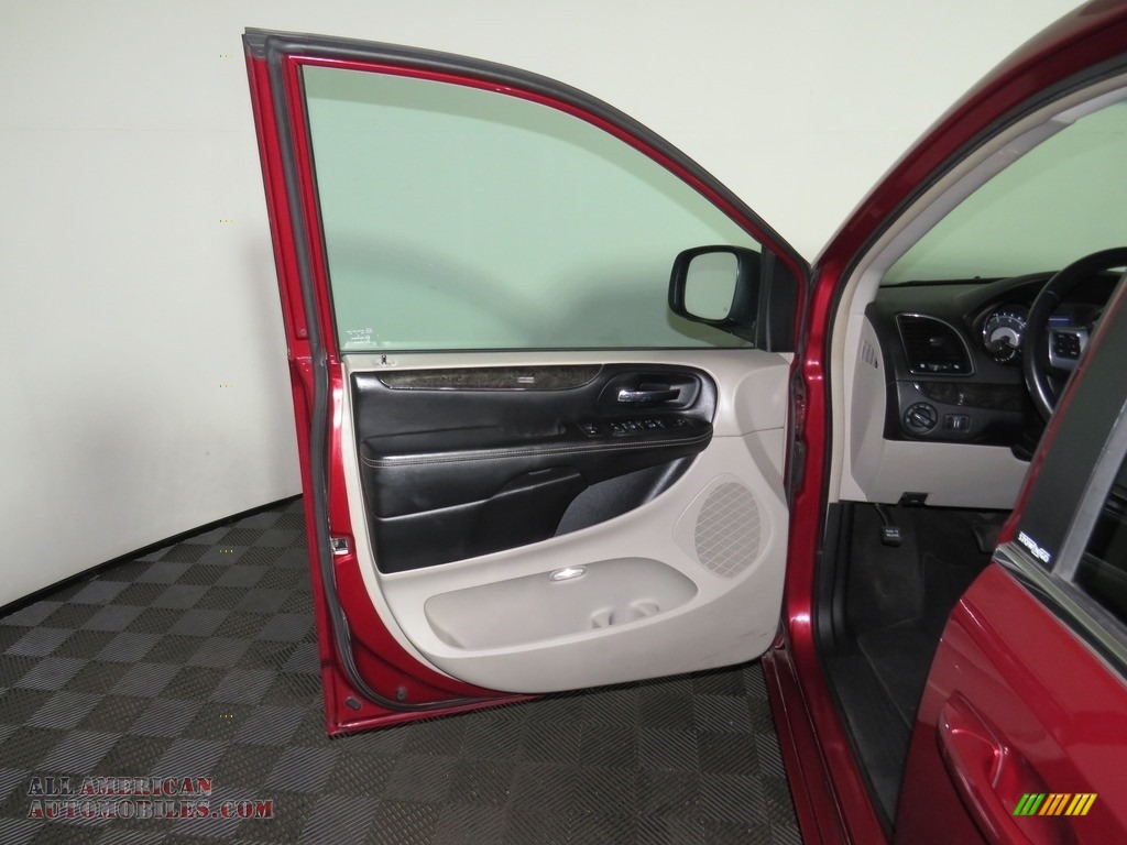 2013 Town & Country Touring - Deep Cherry Red Crystal Pearl / Black/Light Graystone photo #17