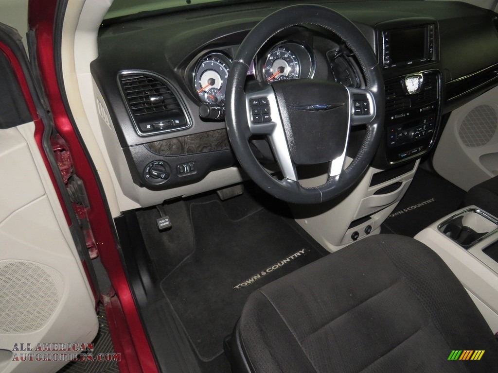 2013 Town & Country Touring - Deep Cherry Red Crystal Pearl / Black/Light Graystone photo #19