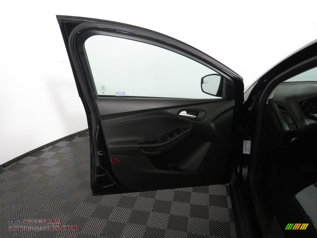 2016 Focus SE Sedan - Shadow Black / Charcoal Black photo #15