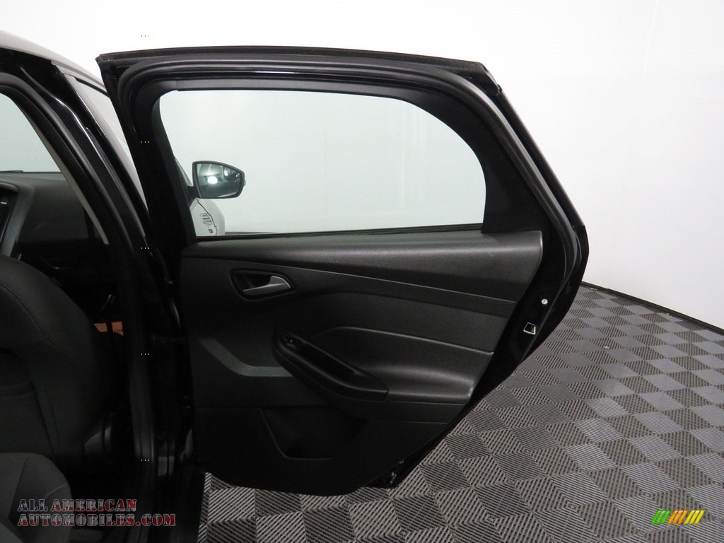 2016 Focus SE Sedan - Shadow Black / Charcoal Black photo #21