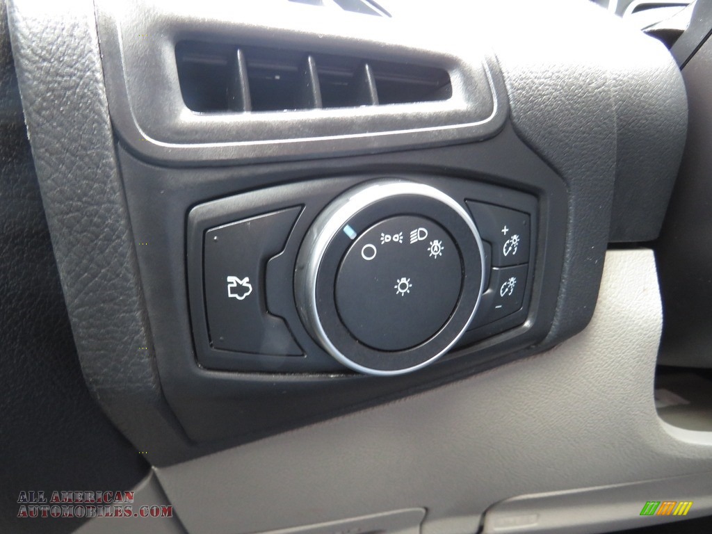 2018 Focus SE Hatch - Oxford White / Charcoal Black photo #33