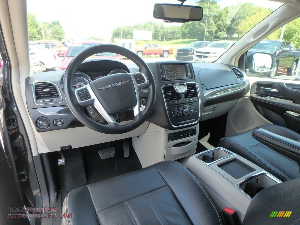 2013 Town & Country Touring - L - Brilliant Black Crystal Pearl / Black/Light Graystone photo #21