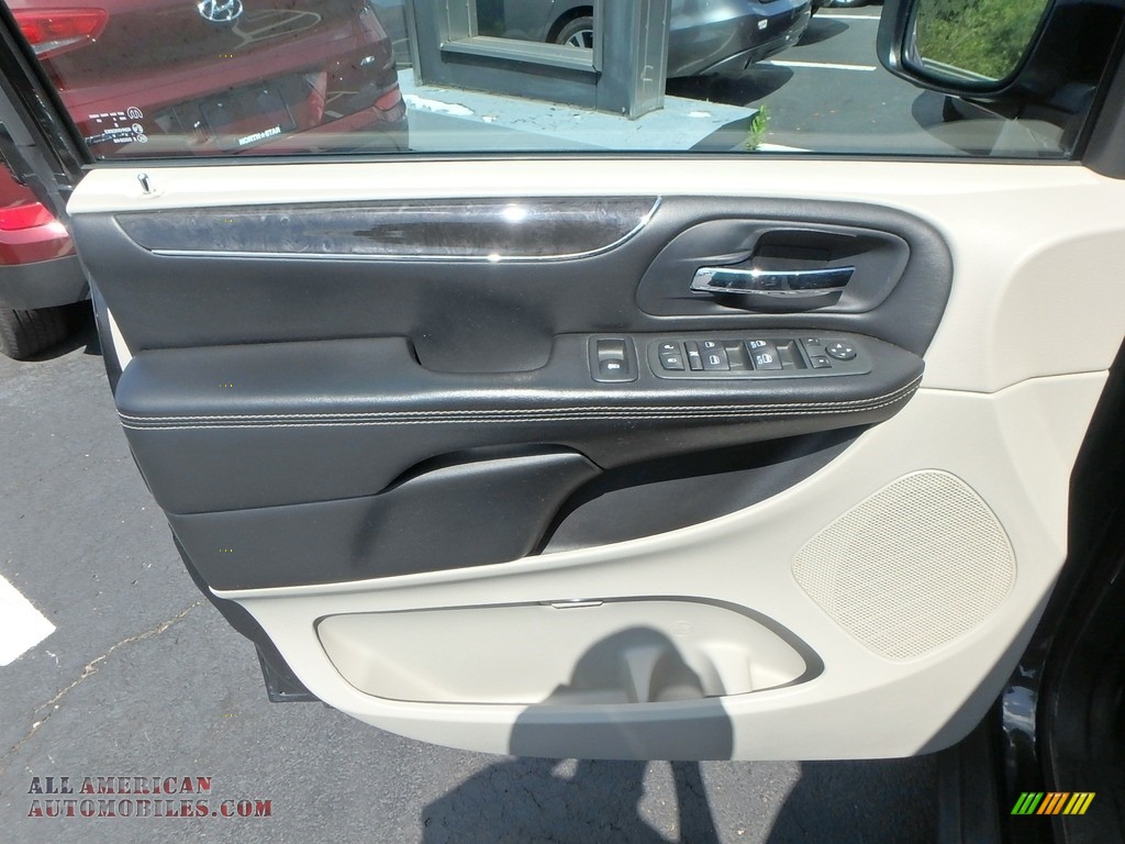 2013 Town & Country Touring - L - Brilliant Black Crystal Pearl / Black/Light Graystone photo #22