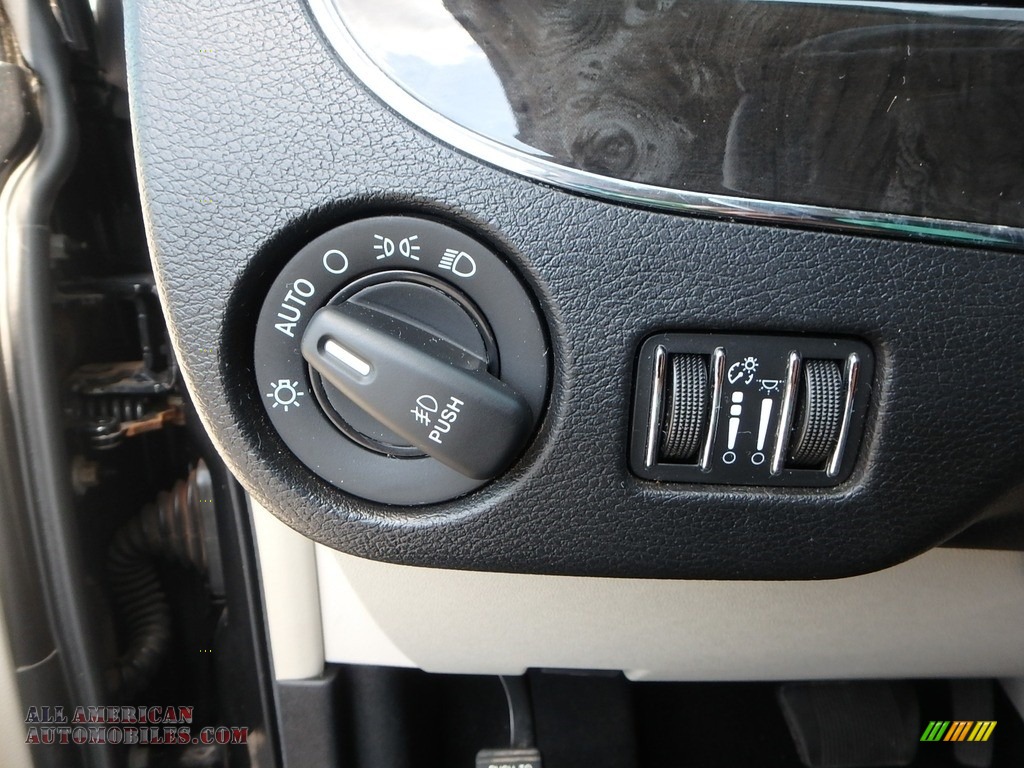 2013 Town & Country Touring - L - Brilliant Black Crystal Pearl / Black/Light Graystone photo #24