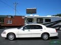 Lincoln Town Car Signature Limited Vibrant White photo #2