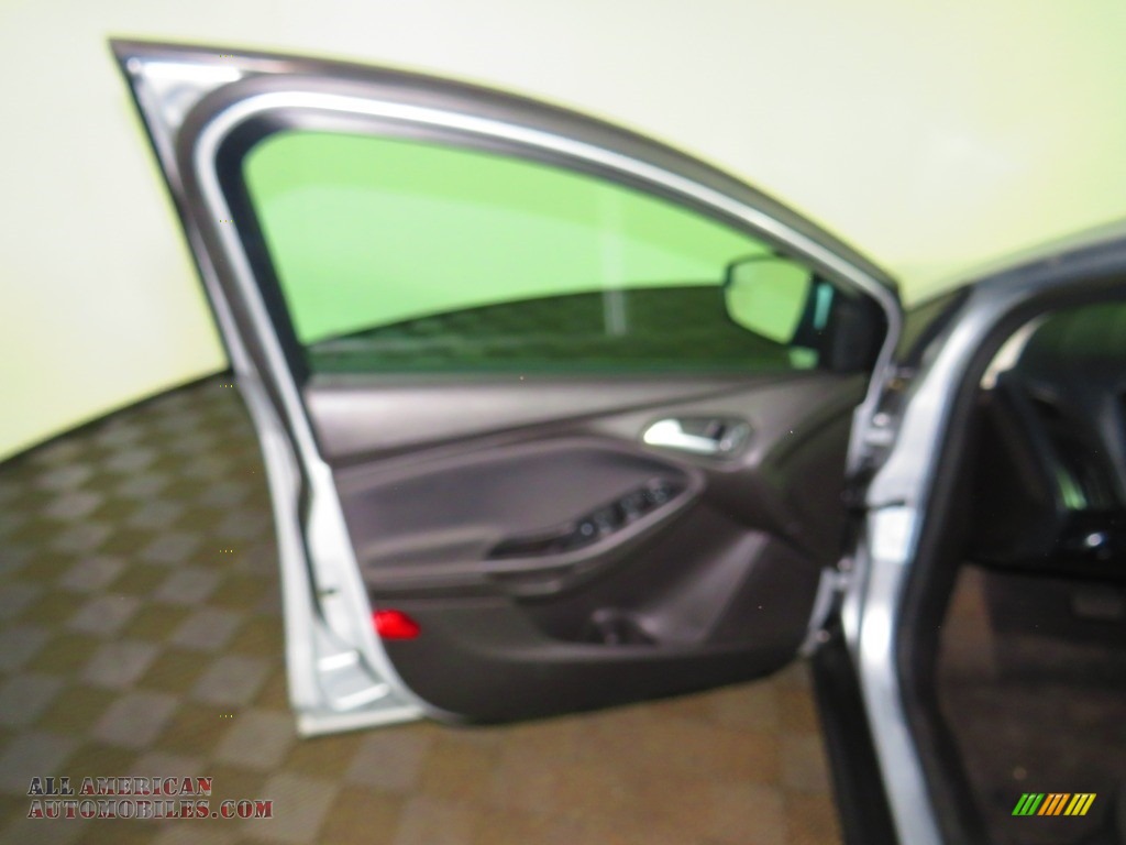 2018 Focus SE Sedan - Ingot Silver / Charcoal Black photo #16