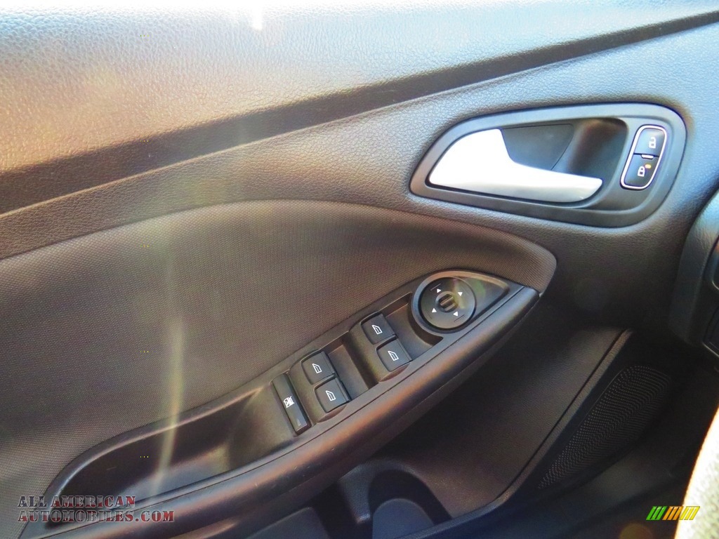 2018 Focus SE Sedan - Ingot Silver / Charcoal Black photo #38
