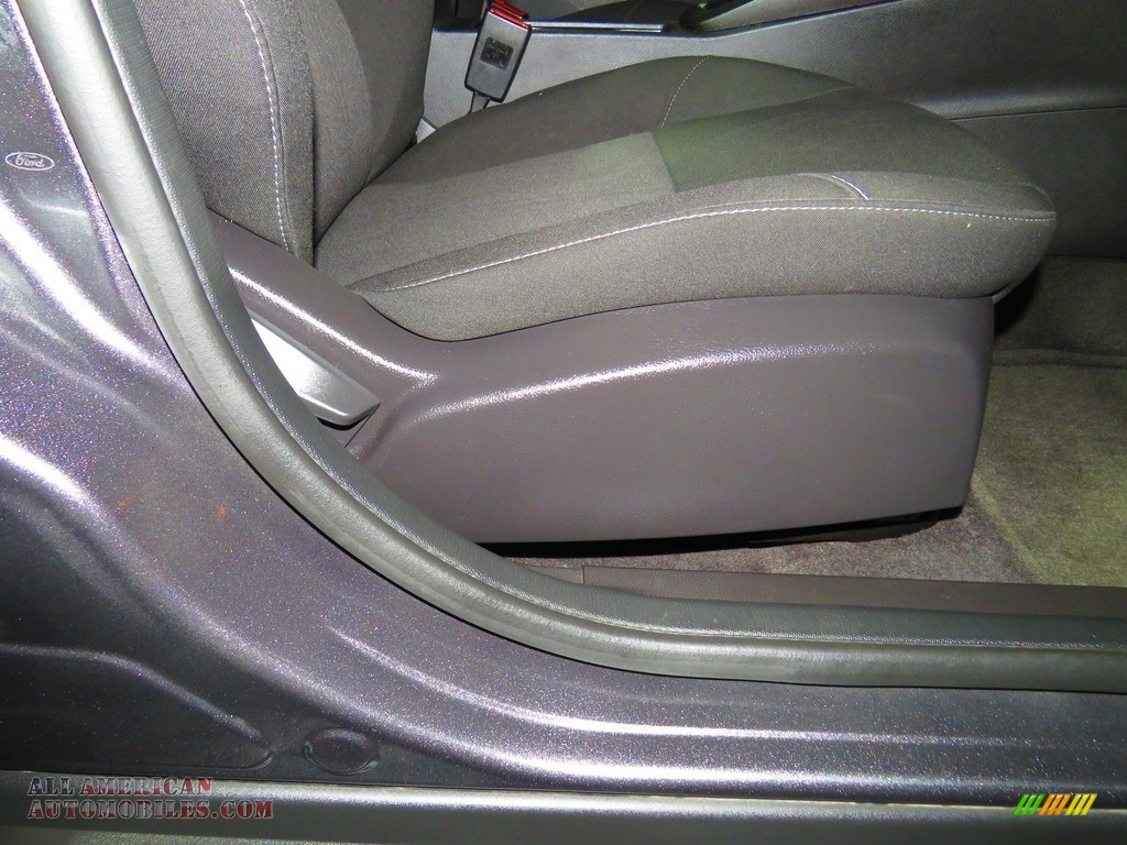 2018 Focus SE Sedan - Magnetic / Charcoal Black photo #25
