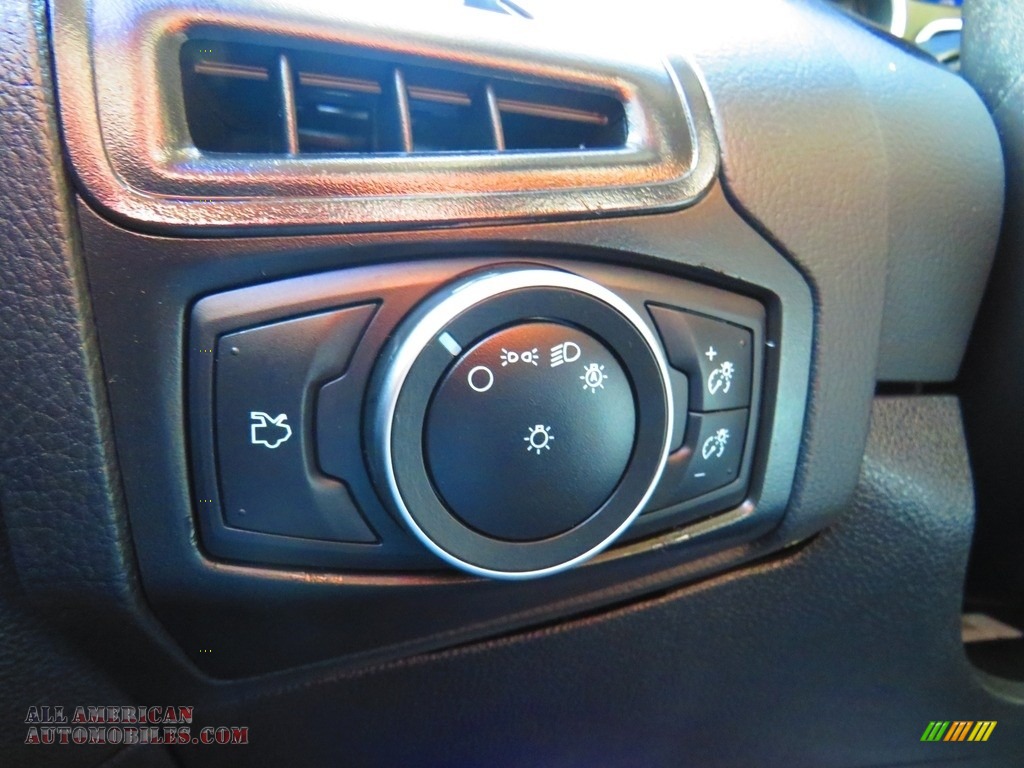 2018 Focus SE Sedan - Magnetic / Charcoal Black photo #34