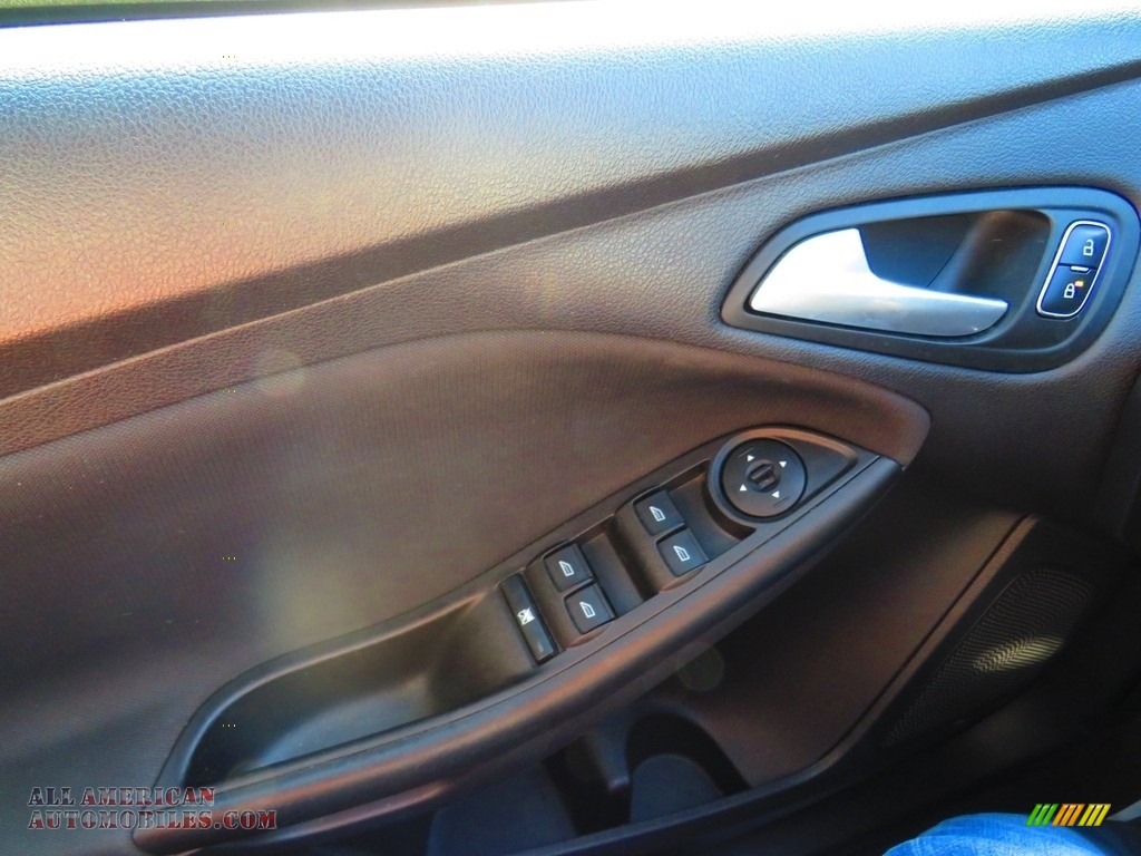 2018 Focus SE Sedan - Magnetic / Charcoal Black photo #35