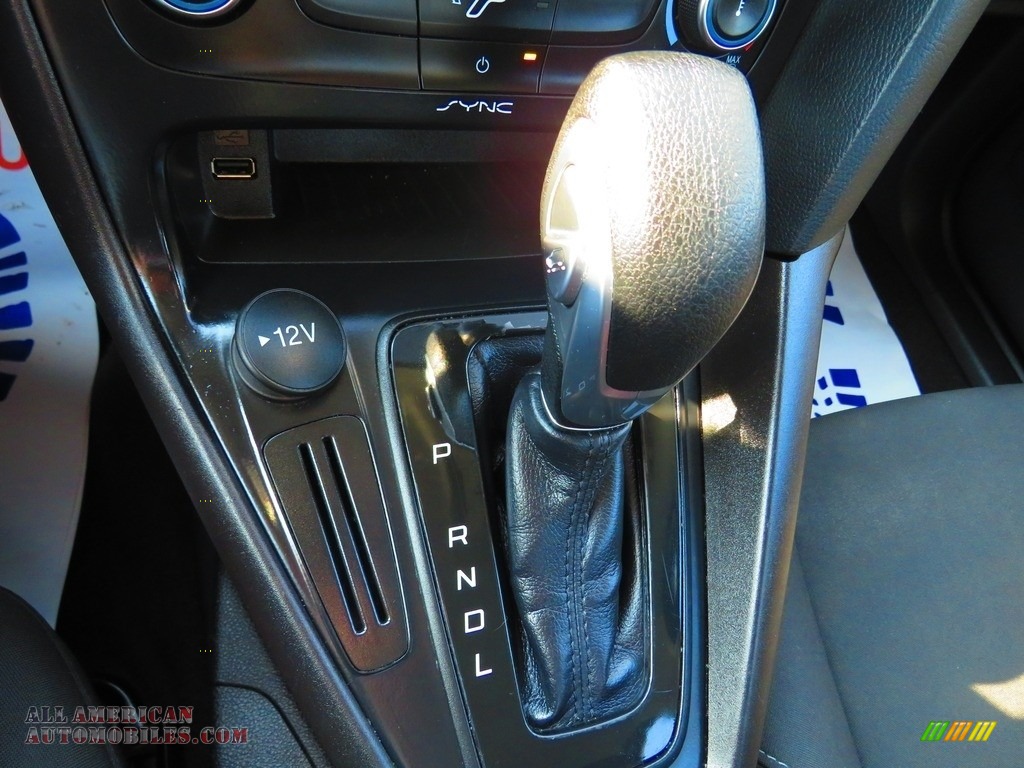 2018 Focus SE Sedan - Magnetic / Charcoal Black photo #39