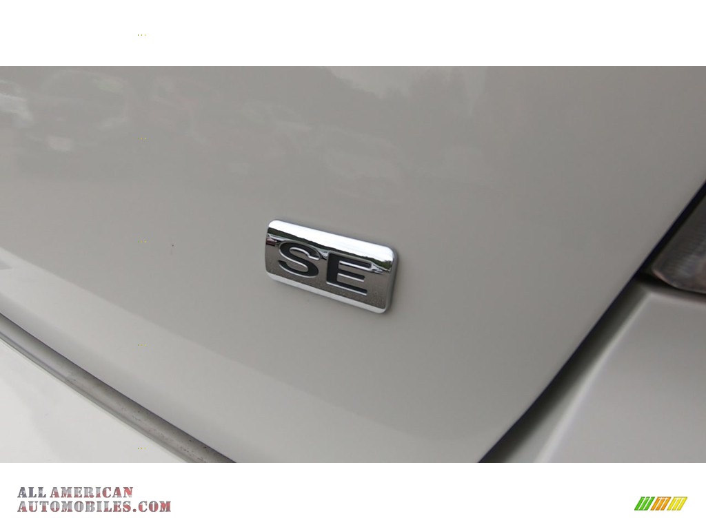 2010 Focus SE Sedan - White Suede / Charcoal Black photo #9
