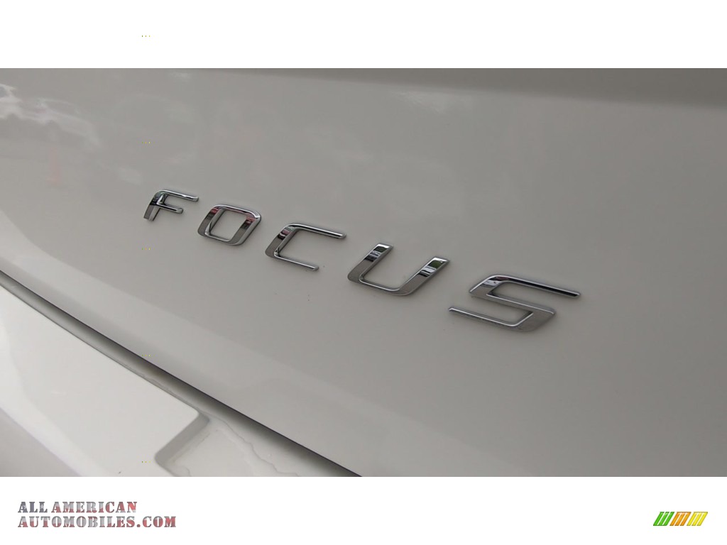 2010 Focus SE Sedan - White Suede / Charcoal Black photo #10