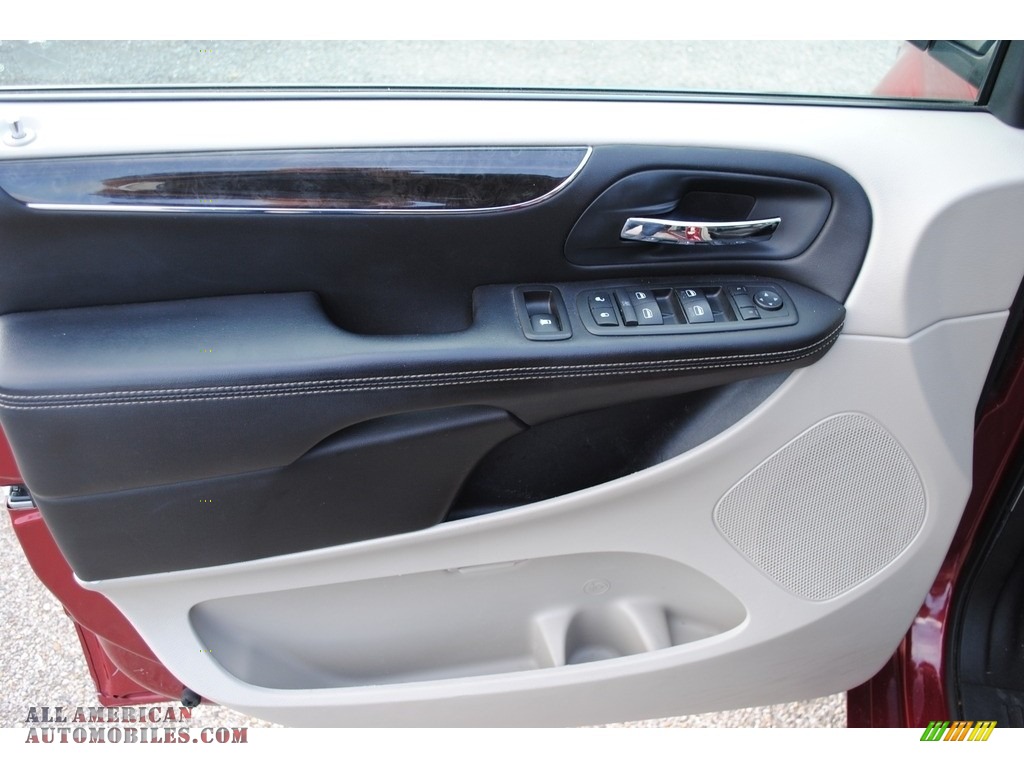 2013 Town & Country Touring - L - Deep Cherry Red Crystal Pearl / Black/Light Graystone photo #11