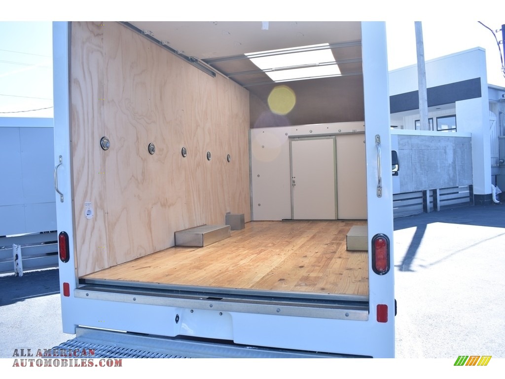2019 Savana Cutaway 3500 Commercial Moving Truck - Summit White / Medium Pewter photo #7