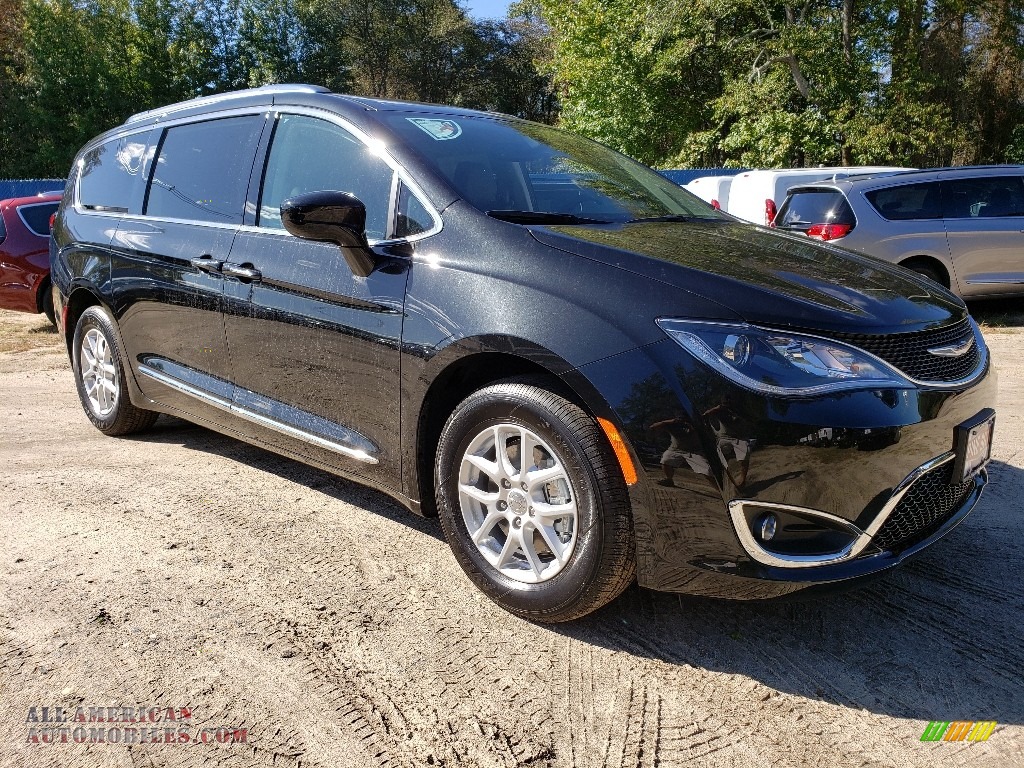 Brilliant Black Crystal Pearl / Alloy/Black Chrysler Pacifica Touring L