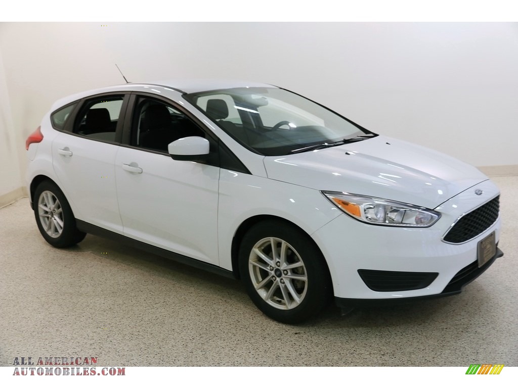 Oxford White / Charcoal Black Ford Focus SE Hatch