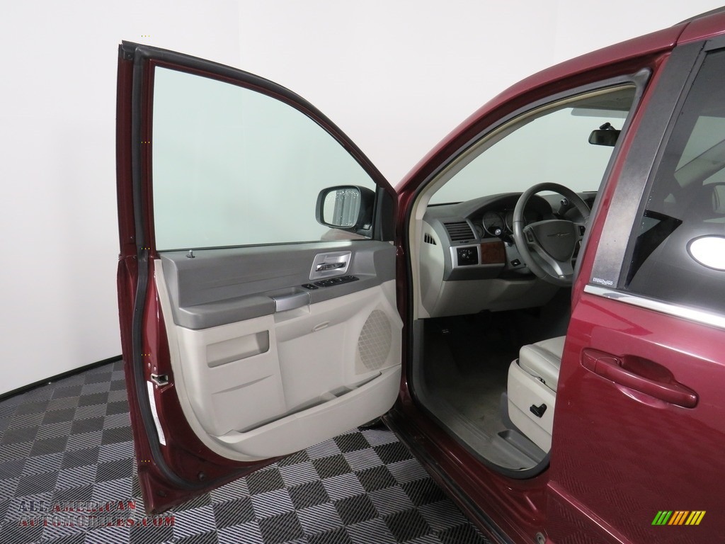 2008 Town & Country Touring - Inferno Red Crystal Pearlcoat / Medium Slate Gray/Light Shale photo #34