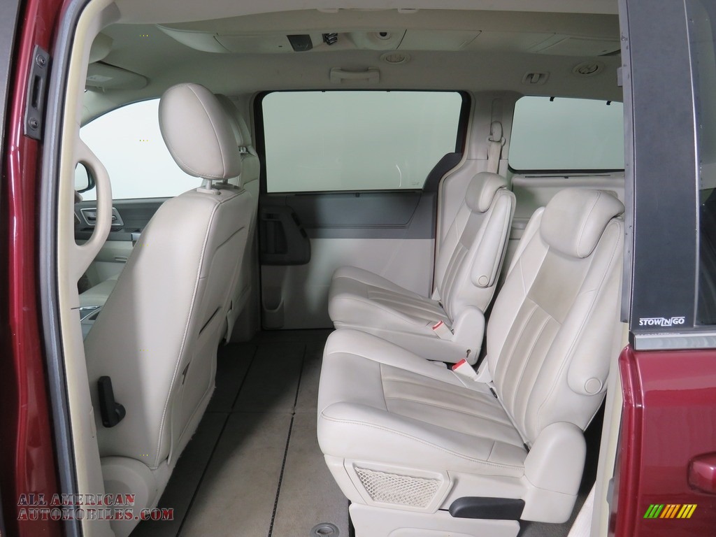 2008 Town & Country Touring - Inferno Red Crystal Pearlcoat / Medium Slate Gray/Light Shale photo #38