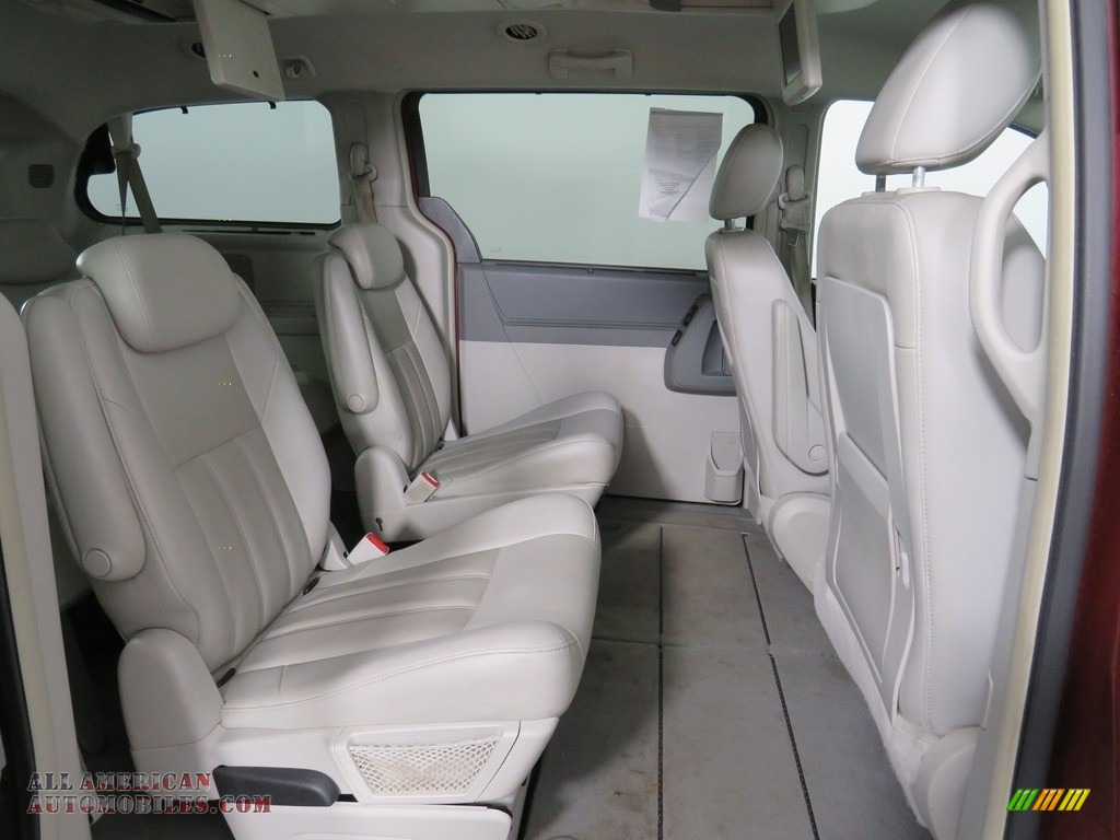 2008 Town & Country Touring - Inferno Red Crystal Pearlcoat / Medium Slate Gray/Light Shale photo #41