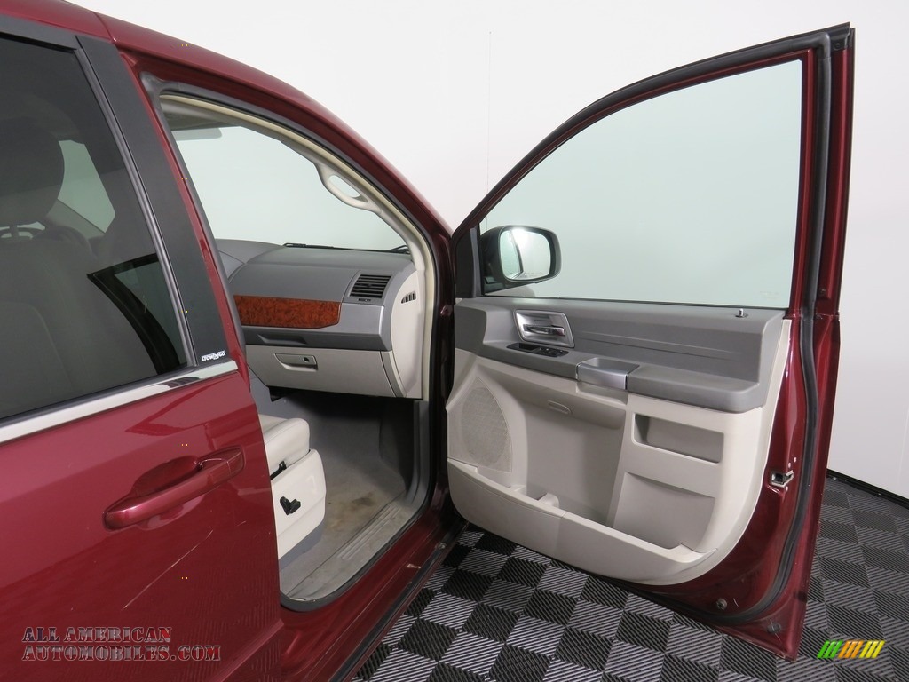 2008 Town & Country Touring - Inferno Red Crystal Pearlcoat / Medium Slate Gray/Light Shale photo #42