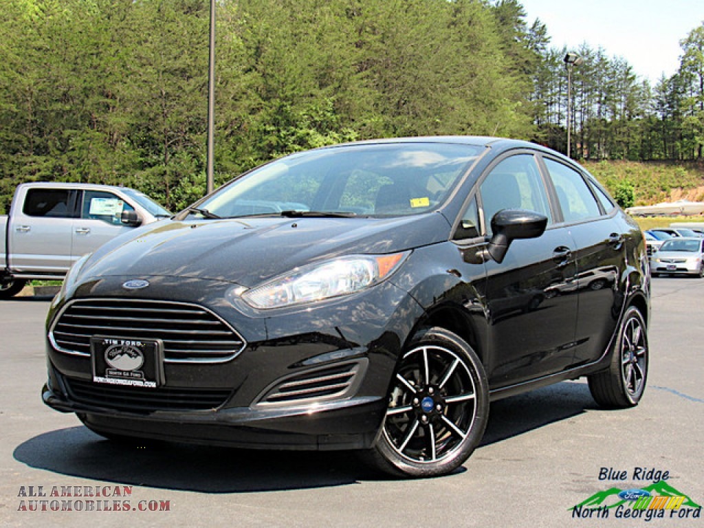 Shadow Black / Charcoal Black Ford Fiesta SE Sedan