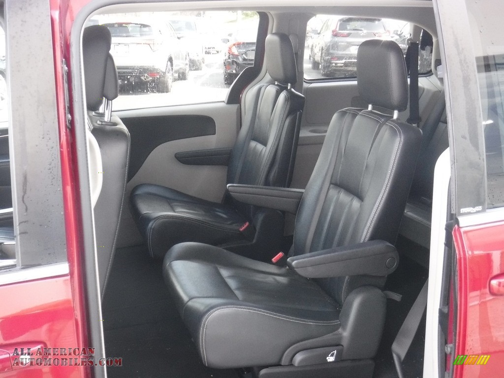 2014 Town & Country Touring - Deep Cherry Red Crystal Pearl / Black/Light Graystone photo #22