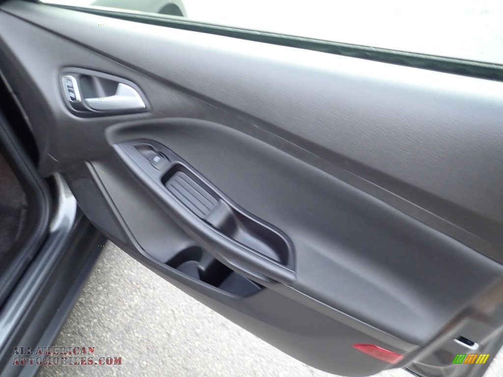 2017 Focus SE Sedan - Magnetic / Charcoal Black photo #13