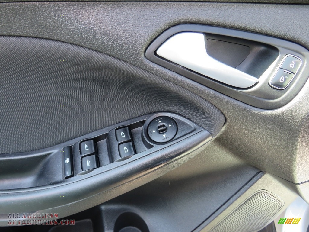 2016 Focus SE Sedan - Ingot Silver / Charcoal Black photo #18
