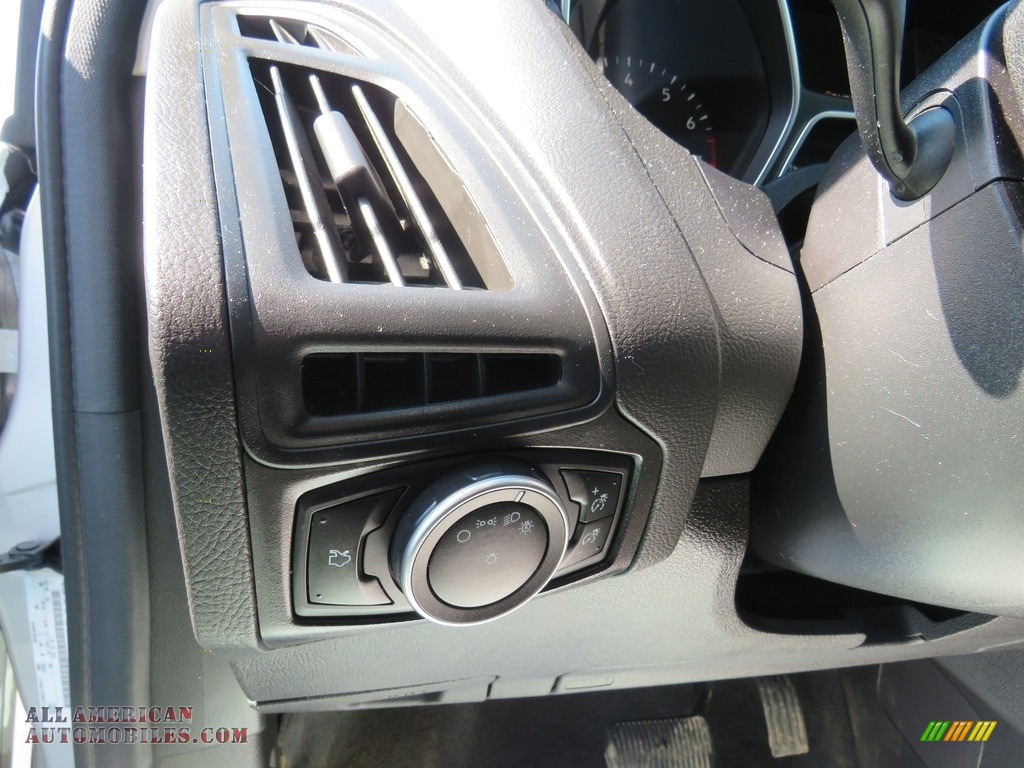 2016 Focus SE Sedan - Ingot Silver / Charcoal Black photo #19